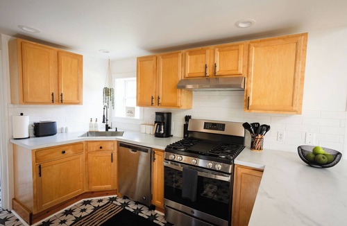 Williamstown House | Downtown Hideaway - Sleeps 8 - Perfect for Groups
