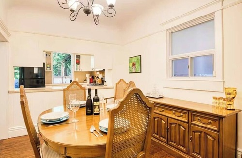 Greenwood - Coxwell House | Downtown-king bed- BBQ- free parking- near ttc