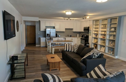 Fifth Ward Apartment | DOWNTOWN NEWPORT HOTSPOT! Private Parking included-convenient. Over 100+review's