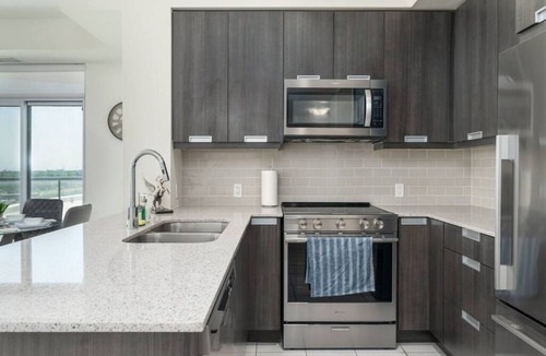 Central Waterfront Apartment | Downtown Toronto 2BR Home with Fitness Room
