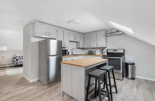 Warren Apartment | Downtown Warren Top Floor Loft 3BR: Spa | Walkable