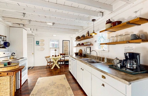 Boothbay Harbor House | Downtown Waterfront Cottage with shoreline sitting room