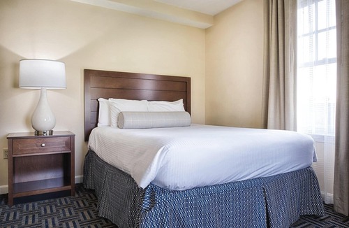 The Point Resort | Downtown Wyndham Newport Resort ~ Two Bedroom slps six ~ steps to Newport Harbor