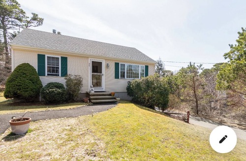 East Harwich House | Dreamcatcher - 1 queen bed and private bathroom. 1 mile to the beach.