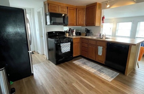 Hampton Cottage | Dreamcatcher Cottage Sleeps 8 Parking for 4 cars Location Location AC