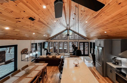 Fryeburg House | Dreamland | Luxe Waterfront Villa, Hot tub + Sauna