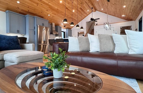 Fryeburg House | Dreamland | Luxe Waterfront Villa, Hot tub + Sauna