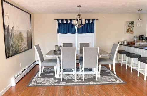 Old Orchard Beach Condo | DriftwoodHouse @ Ocean Landing Condominiums 1 minute walk to the beach Sleeps 8