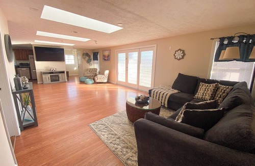Old Orchard Beach Condo | DriftwoodHouse @ Ocean Landing Condominiums 1 minute walk to the beach Sleeps 8