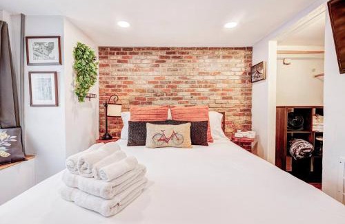 Eagle Hill House | Eagle's Landing - Logan Airport