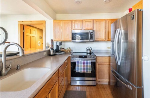 Tannersville Ski Chalet | Earthstone Valley | Ski Pool Pickleball/Tennis