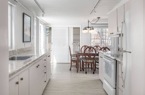 York Beach Cottage | Easily sleeps 8 guests, 5 minute walk to Long Sands beach