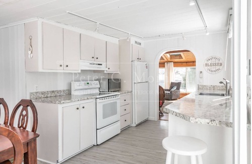 York Beach Cottage | Easily sleeps 8 guests, 5 minute walk to Long Sands beach