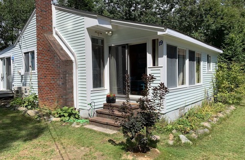York Beach Cottage | Easily sleeps 8 guests, 5 minute walk to Long Sands beach