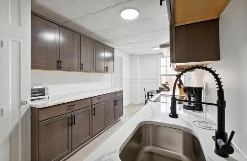 Central Business District Apartment | East 419I Modern Suite I Pool I Gym