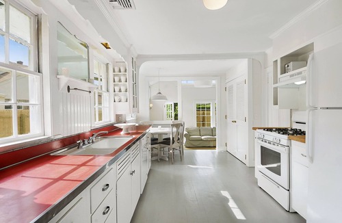 Pantigo Road Historic District House | East Hampton Village: Beautifully Renovated 3 Br Classic Cottage Walk To All