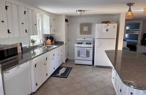 West Dennis House | Easy Walk to West Dennis Beach, AC, Linens, Kayaks & SUP