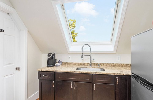 Beverly Apartment | Eclectic Jewel 2-bedroom apartment with AC in quaint downtown Beverly Salem