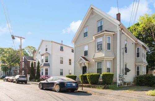 Beverly Apartment | Eclectic Jewel 2-bedroom apartment with AC in quaint downtown Beverly Salem
