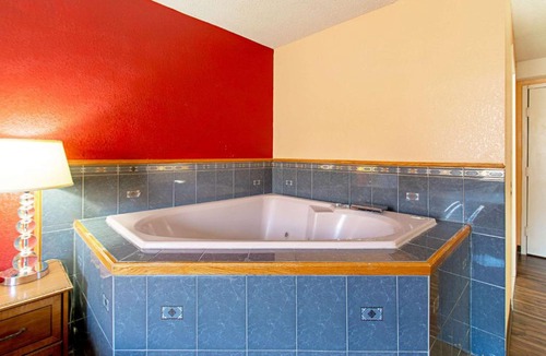 Utica Hotel | Econo Lodge Utica