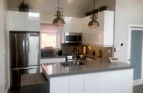Toronto House | Elegant 2-Bedroom Bungalow with Outdoor Oasis and Modern Conveniences