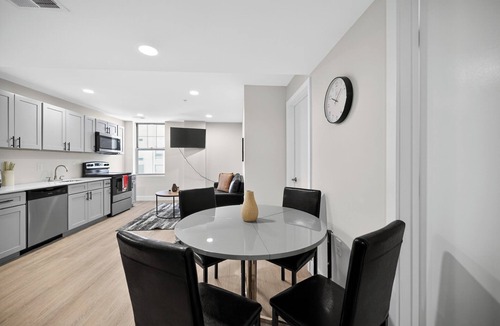 Reading Apartment | Elegant 2BR apartment with updated kitchen