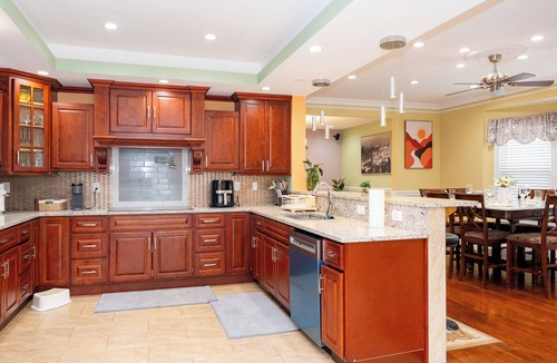 St. Marks House | Elegant 5BR House Near Boston/King Beds + 5 Free parking