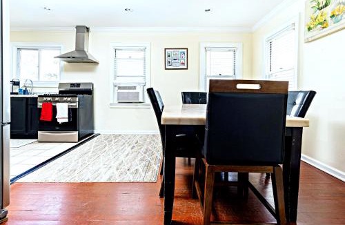 Valley Stream House | Elegant 6BR Home 7 min to JFK, Shopping Dining and Train Access to Manhattan, only 30 min journey, comes with Free Parking