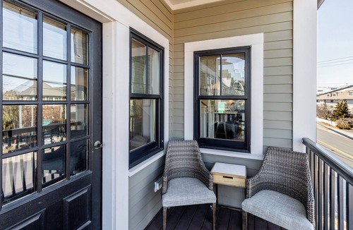 Fifth Ward Condo | Elegant Home Walking Distance To Newport Harbor, Brenton Point and Downtown