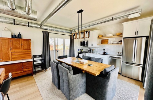 Virgil Bed & Breakfast | Elegant King Suite with Private Balcony & Bath in Niagara-on-the-Lake