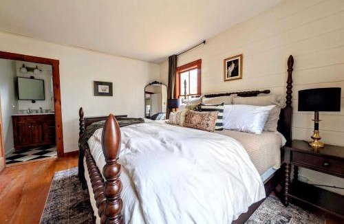 Surry House | Elegant Luxury Cottage with Fire Pit Near Carrying Place Beach in Surry, Maine