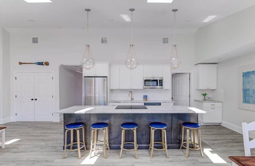 Historic Hill Condo | Elegant Thames St. Loft w/View of Town and Harbor