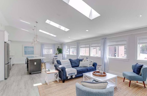 Historic Hill Condo | Elegant Thames St. Loft w/View of Town and Harbor