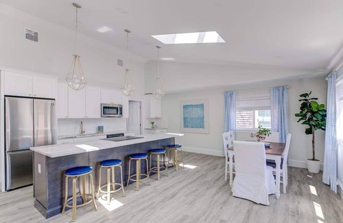 Historic Hill Condo | Elegant Thames St. Loft w/View of Town and Harbor