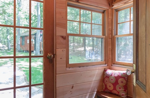 Falmouth Cottage | Enchanted Summer/Fall lakefront Cottage, 20 mins from downtown Portland!
