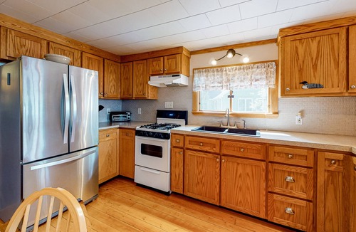 East Corinth Cottage | Enchanting lakeside cottage with dock, kayaks, firepit, fast WiFi & washer/dryer