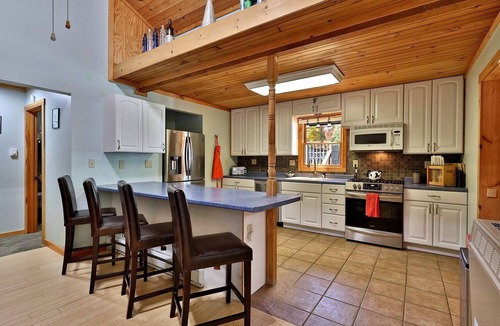 Killington Cabin | Enchanting Mountain Cabin Escape with Hot-Tub with Sensational Views of the Rolling Landscapes of Killington, Vermont