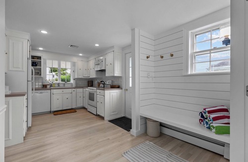 Easton's Point House | Endless Summer Cottage - Charming 3BR House near Beaches Middletown, RI
