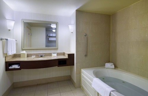 Silver Lane Hotel | Enjoy Hartford: Refreshing Stay with Free Parking, Near Attractions! Indoor Pool