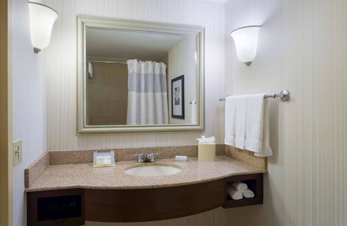 Silver Lane Hotel | Enjoy Hartford: Refreshing Stay with Free Parking, Near Attractions! Indoor Pool