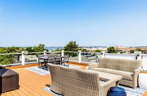 Fifth Ward Condo | Enjoy Sunsets Over Newport Harbor From A Large Roof Deck