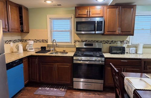 West Orange Apartment | Enjoyable 3-bedroom apartment with AC in charming West Orange