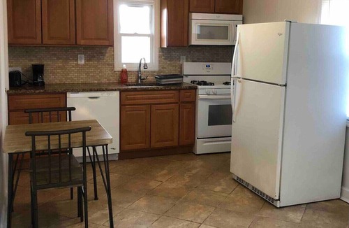 Woodbridge Apartment | Entire 2-bedroom house, driveway parking, 15-minute walk to Avenel NYC train