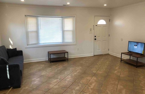Woodbridge Apartment | Entire 2-bedroom house, driveway parking, 15-minute walk to Avenel NYC train