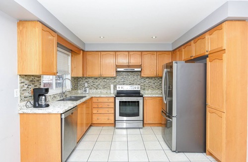 Meadowvale Village House | Entire 4BR 3BA Home in Mississauga, Sleeps 8, 10 mins to Pearson Airport