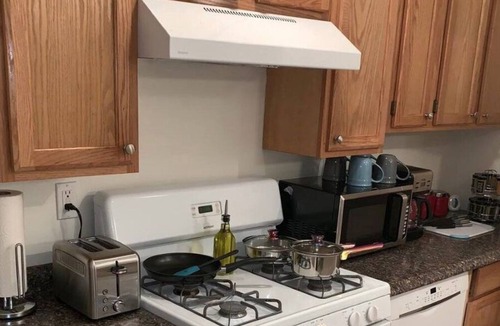 Mill River Apartment | Entire 6 Bedroom Home Sleeps 14 central New Haven!