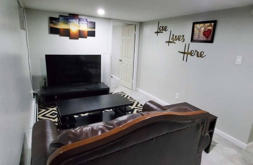 Queens House | Entire Cozy Home Away Apartment (Short Stay 3days message)
