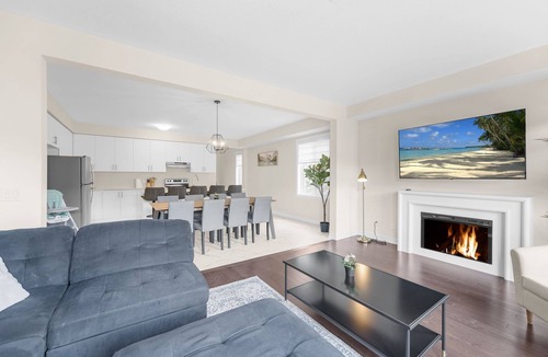 Kitchener House | Entire Home Get Away with 65"TV, PingPong and 9Bed