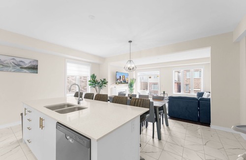 Kitchener House | Entire Home Get Away with 65"TV, PingPong and 9Bed