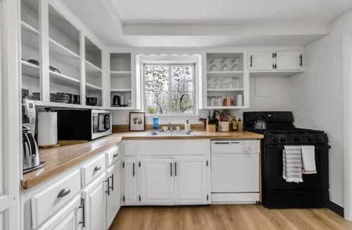 Amherst House | Entire Home w/Patio & BBQ + Free Parking